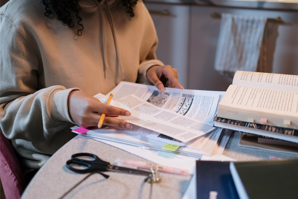 how does HSC scaling work. girl studying from textbook.